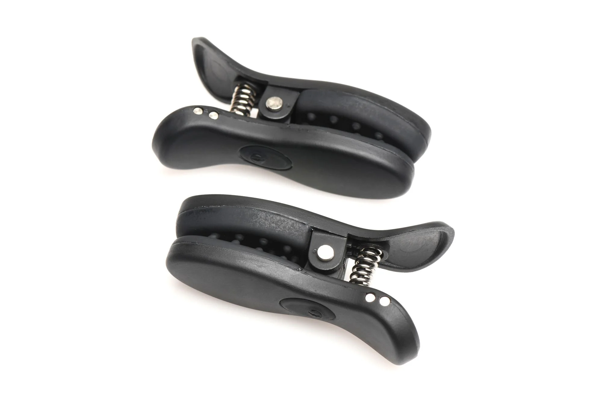 XR Brands - Dark Grip Vibrerende Tepelkemmen - Zwart